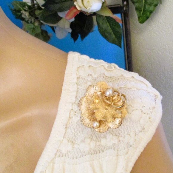VINTAGE Cultured Pearls Gold Plate Brooch Earrings Set ~ Gold Leaf Swirl Pearls - Picture 13 of 16
